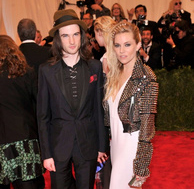 Tom Sturridge and Sienna Miller wearing Burberry to the MET Gala in New York, 6th May 2013 168189581[2]