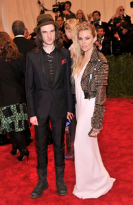 Tom Sturridge and Sienna Miller wearing Burberry to the MET Gala in New York, 6th May 2013 168189581[2]