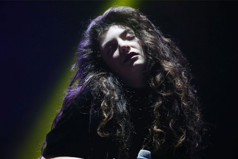 Lorde-900-600-486x326