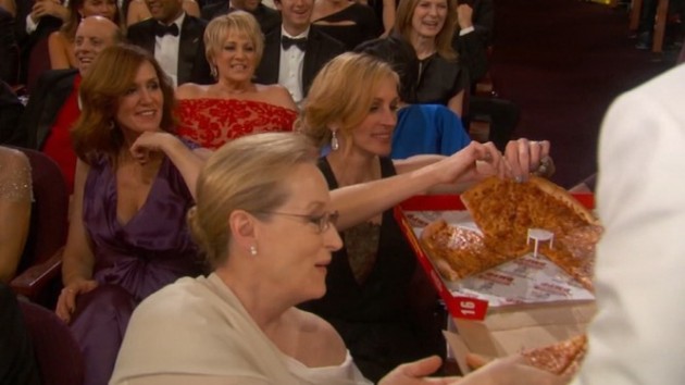 julia-roberts-and-meryl-streep-taking-pizza-at-oscars_0r_666x380