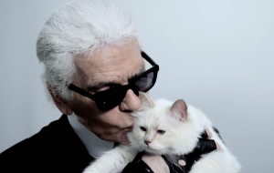 Karl-Lagerfeld-Choupette-Embrace
